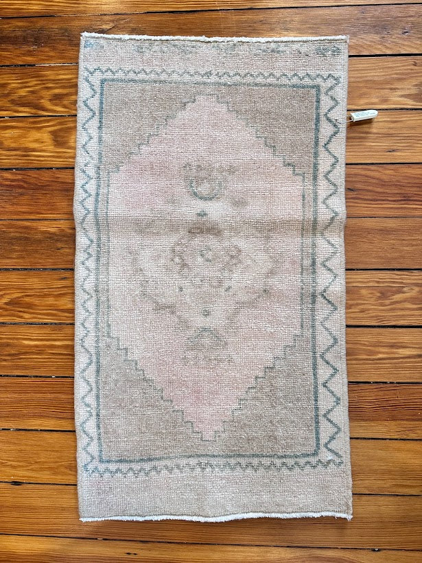 Rug B24492 (1' 4" W x 2' 5" L)
